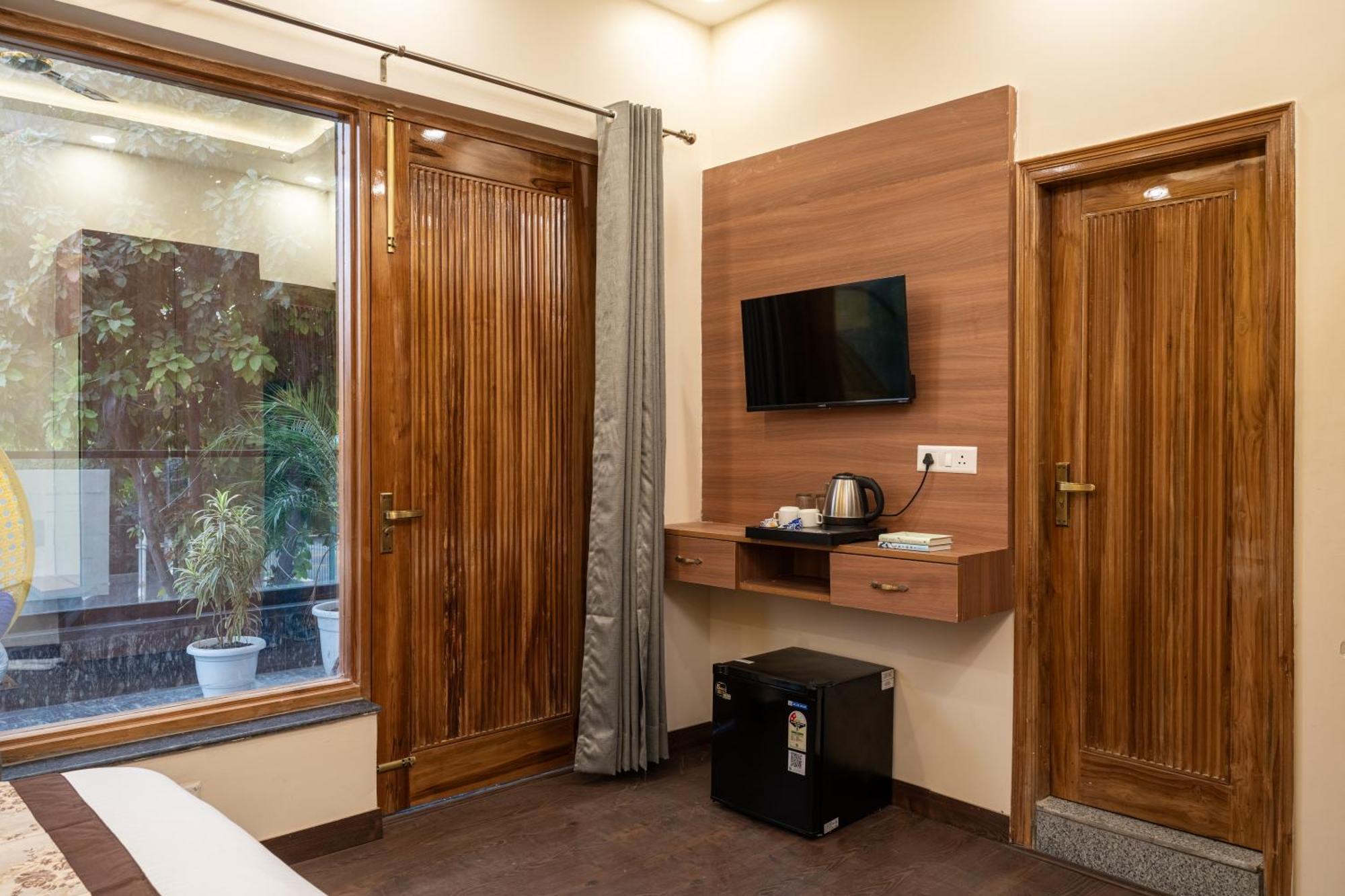 Lime Tree Hotel & One Bhk Serviced Apartment Noida - Sector 50 Metro Exterior photo