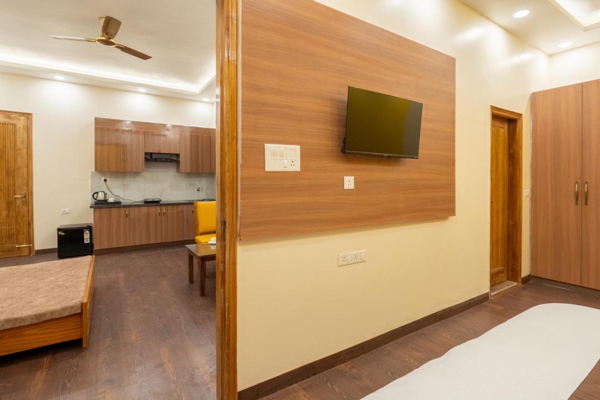 Lime Tree Hotel & One Bhk Serviced Apartment Noida - Sector 50 Metro Exterior photo